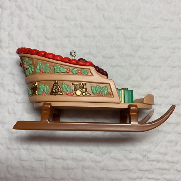 Vintage 1988 “Sleighful of Dreams” Hallmark Ornament Collector’s Club w/ Box - Picture 4 of 13